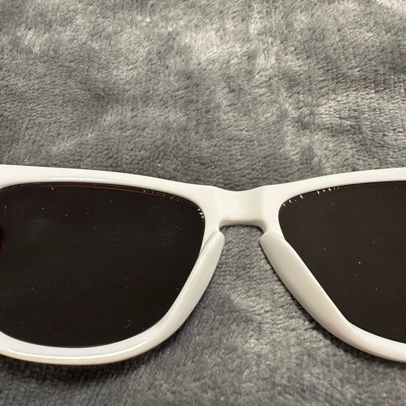 Frogskin Oakley White Sunglasses with Red Lenses - Picture 6 of 6